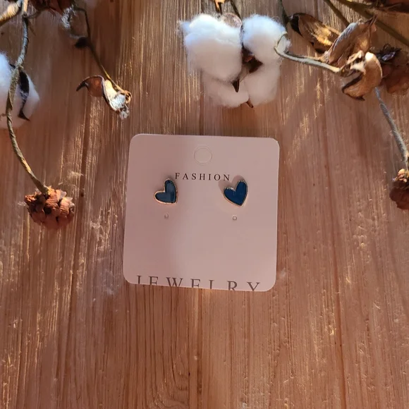 💙💙Super Adorable Blue Colored Heart  Stud Earrings💙💙 - Picture 9 of 15